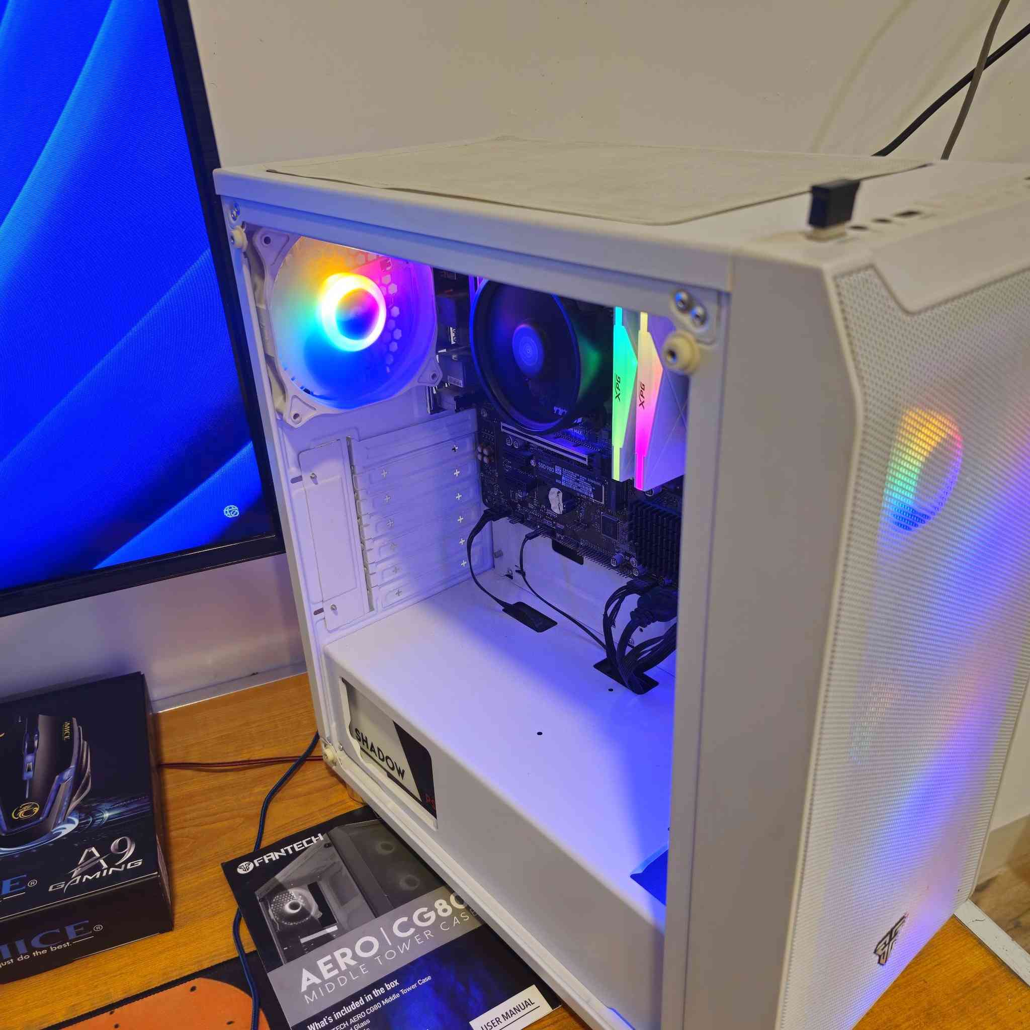 حاسبة مع شاشة للبيع
🔥 للبيع PC Gaming كامل مع جميع الملحقات 🔥

جهاز مرتب ونظيف جدًا، جاهز للاستخدام مباشرة،
مناسب للألعاب، الدراسة، التصميم، الاستخدام اليومي، والشغل المتواصل.
كل القطع مستخدمة بحالة ممتازة وتم الاهتمام بها بشكل مستمر.

🖥️ المواصفات:

• المعالج:
AMD Ryzen 5 PRO 3350G
بتردد 3.60GHz مع كرت شاشة مدمج Radeon Vega 11 Graphics

• المذربورد:
MSI B450M PRO-VDH MAX

• الرام:
XPG RGB White DDR4
16GB (8GB + 8GB)

• التخزين:
Samsung SSD 980 NVMe M.2
بسرعة تصل إلى 3500MB/s ⚡

• الكيس:
Fantech White Case
مع 4 مراوح RGB

• الباور سبلاي:
Fantech Shadow 750M
بقوة 750W

⌨️ الملحقات:

• كيبورد Redragon RGB Full Size
موديل K506

• ماوس RGB من A9 Gaming
مع أزرار جانبية

• سماعة GX Gaming
لون أسود وأحمر

• شاشة JVC
Full HD - 60Hz
مع ستاند ذراع متحرك

• قطعة Bluetooth

• Mouse Pad كبير

• كيبل HDMI

💿 النظام:
Windows 11 Pro مثبت وجاهز

📦 المتوفر مع الجهاز:
علب القطع الأصلية التالية:
• الكيبورد
• الماوس
• السماعة
• Samsung SSD
• الباور سبلاي
• المذربورد
 *   كل القطع تستلمها مغلفة و محفوظة 📦

$ السعر مع كل الملحقات عدا الشاشة: [570 ألف]‼️
$ السعر مع كل الملحقات + الشاشة : [640 ألف]‼️

🎥 قبل الشراء:
أكدر أرسل فيديوهات فحص وتجربة لكل القطع للتأكد من سلامتها وعملها الكامل قبل الاستلام.

📍 الموقع: النجف الأشرف - شارع المطار
 🚫 لا يتوفر توصيل.

📞 للتواصل: (***********) 
مراسلة واتساب فقط(مو اتصال)‼️
