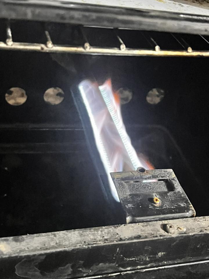 السلام عليكم
طباخ نوعيه قديمه  العيون كلها شغلات   وهاي نارة كدامكم
بس عين وحده صغيره من اطفيها اطلع 
 صوت مثل اللگفه
الفرن شغال 
السعر 30 مكاني شارع الجامع مال عبيدي

***********
