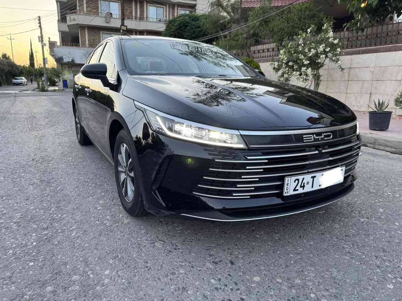 ***********
BYD ديستروي 2025 
‎المواصفات 
‎شاشة متحركة
 حساسات 
كاميرا خلفية
 مثبت سرعة 
كشنات جلد رياضي 
كير ماوس 
اوتو هولد 
لد امامي خلفي 
لايتات زنون  
انظمة قيادة
 وباقي المواصفات 
‎مكان السياره دهوك 
‎السعر 135 ورقه بي مجال
