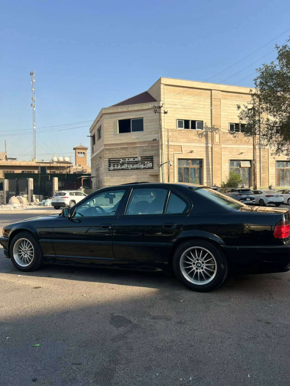 سلام عليكم ورحمة الله وبركاته 
بي ام خفاش حجم 744 اصل وفصل 
فول لفول سياره 5 بردات سياره داخل ابيض 
سلايت طكتين صاج ملكي تليفون شاشه كامره 
تخم تاير جديد ويل كب اصلي حاويه البنا لحيه 
اماميه البنا منضومت زينون اصليه تبريد قطعتين 
ثلج كير محرك صدر امامي وخلفي شرط مابيه اي نقص 
رقم بغداد الدولي بسمي سياره بيع أو مراوس حسب القناعه مكاني بغداد الكراده الاستفسار اكثر هاذا 
رقمي *********** 
الخاص مفتوح
