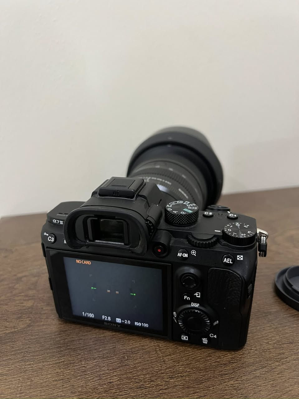 للبيع كاميرا Sony A7 III احترافية بحالة ممتازة جدًا
مع عدسة Sigma 24-70mm f/2.8 Art نظافة 100%

الكاميرا استخدام شخصي خفيف، ما بيها أي مشاكل فنية أو أعطال.

العدسة صافية بالكامل، بدون خدوش أو فطريات، فوكس سريع وثابت.

المواصفات باختصار:

– فل فريم 24.2 ميگابكسل

– تصوير 4K احترافي

– أداء قوي بالإضاءة الضعيفة 

- الشتر 13 الف

– مناسبة للزفاف، الإعلانات، السينمائي، وصناعة المحتوى
سعر 2,600,000 وبيه مجال 
التواصل خاص


**إذا كنت صاحب هذا الإعلان وتريد حذفه لأي سبب، رجاءا أرسل رسالة إلى الدعم الفني**