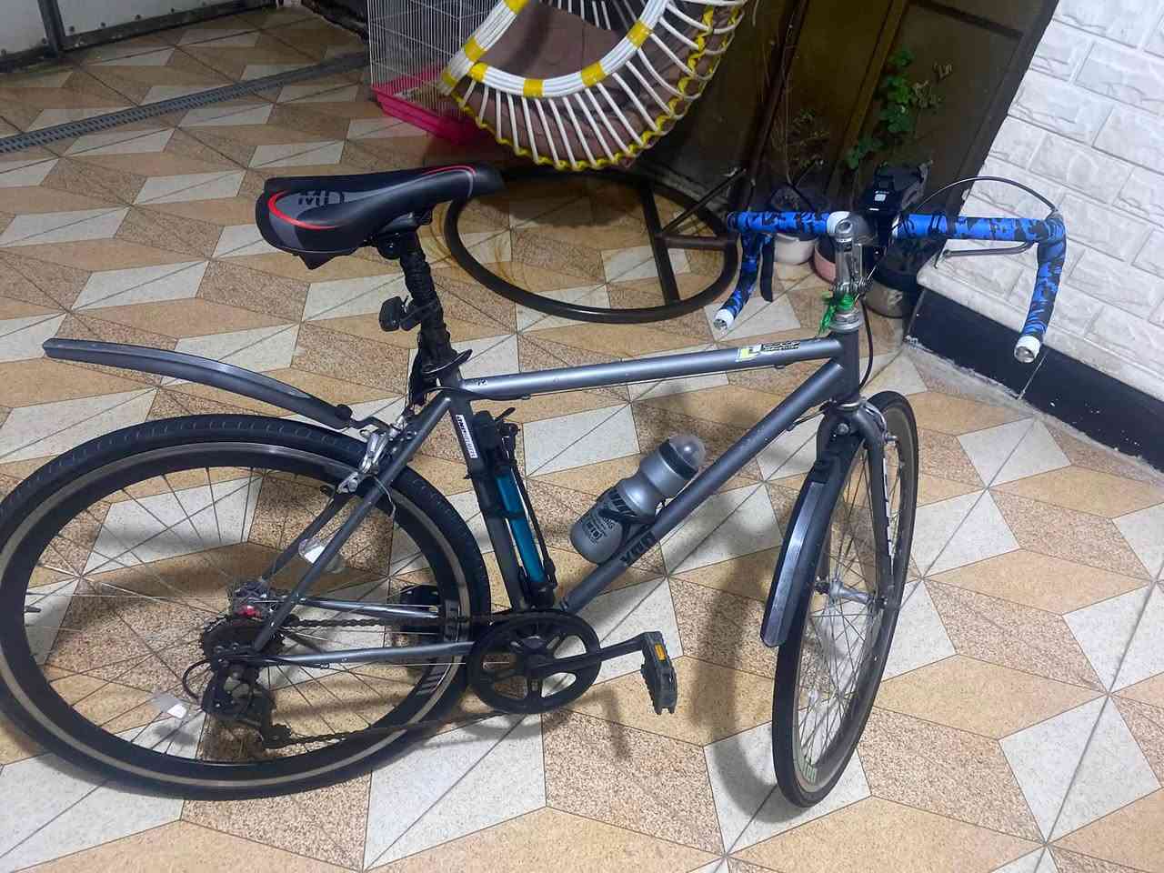🚲 دراجة هوائية هجينة (هايبرد) للبيع 🚲
📋 المواصفات الفنية:
• الهيكل (الفريم): ألمنيوم، لون رمادي، ماركة YDD.
• المقود (الستيرن): رياضي (Drop Bar) مغلف بـ لاصق أزرق مموه.
• نظام السرعات: شفتات خلفية شيمانو (Shimano) - نظام سرعة أحادي أمامي (Single Chainring).
• المكابح (البريكات): بريكات لقاطات (Rim Brakes) أمامية وخلفية.

📦 الملحقات المرفقة:
• مصباح أمامي قوي جداً (متعدد الوظائف: يعمل كـ كشاف طريق، وقاعدة لتثبيت الهاتف، وشاحن للهاتف أثناء القيادة في نفس الوقت).
• مصباح خلفي (بك لايت) للتنبيه لضمان السلامة أثناء القيادة الليلية.
• مطارة ماء مع الحامل الخاص بها.
• منفاخ يدوي صغير مثبت على الفريم.
• دروع طين (مدغارات) أمامية وخلفية.
• جك جانبي للوقوف وعاكسات ضوئية على السيم (العجلات).

⚙️ الحالة: الدراجة بحالة ممتازة وجاهزة للاستخدام مباشرة.

---
💰 السعر: 200 ألف دينار (وبيها مجال بسيط للشراي)
📍 المكان: بغداد
📞 للاستفسار (اتصال أو واتساب): ***********
