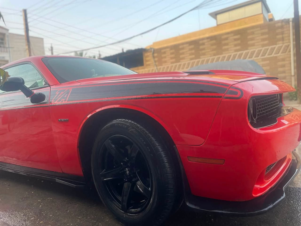 بسم الله يا الله
للبيع جالنجر RT موديل 2017
* المحرك: HEMI 5.7 V8
* ناقل الحركة: أوتوماتيك 8 سرعات
* الدفع: خلفي (RWD)
* اللون: برتقالي
* الممشى: 55 ألف كم

حالة السيارة:
* عقل الوكالة مقفول وغير مبرمج أو مملعوب بيه.
* المراوح كلها بلديات وممبرمجة.
* الفصلة للـ 4.
* المحرك والكير مكفول والسيارة استخدام شخصي لا استعراض ولا ساحة
حجر شادلها مال سكات ٢١ 
بقية الكزوز بلادي
شاشة جبيرة و كامرة
كشنات تدفئة وتبريد بس ما اعرف شنو مشكلة ميشتغلن
جاهزة للفحص بأي مكان يختاره المشتري.

حادثها موضح بالصور جاملغات امامي ثنينهن وباب سائق وبنيد مصبوغ وشوية يم قبغ البانزين 
راديترات جديدة مبدلهن البقية على وضع وكالة حتى ويالة مبدلهن اكبر علمود احافظ على سيارة والصدر
يرادلها شوية ترتيب مازدات ودعامية فقط

السيارة مناسبة للي يدور على RT نظيف كمحرك وكير وممشى قليل مقارنة بالموديل، وكل تفاصيلها واضحة بدون إخفاء.

💰 السعر: (155$) وبيها مجال 
📞 للتواصل: (*********** مكاني الغزالية او منصور
