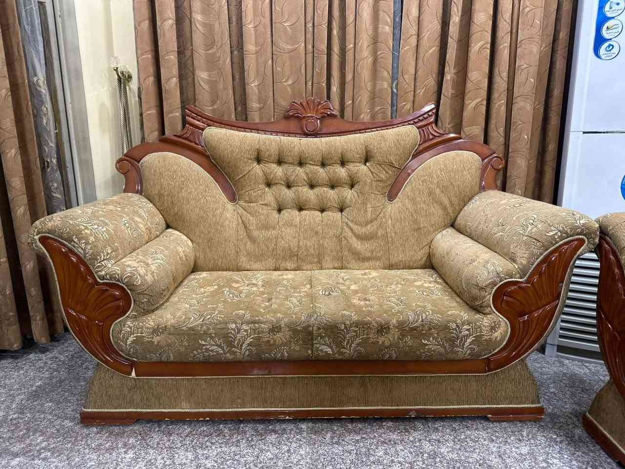 السلام عليكم 
تخم للبيع عدد ٥ قطع 
بحالة جيد جدا (نظيف ) 
مع طبلات زجاجية عدد ٥ 
وميز طعام زجاجي مع كراسي عدد ٤
مكان الحرية - شارع ٣٠ - اسواق الامير 
هاتف :- ***********
