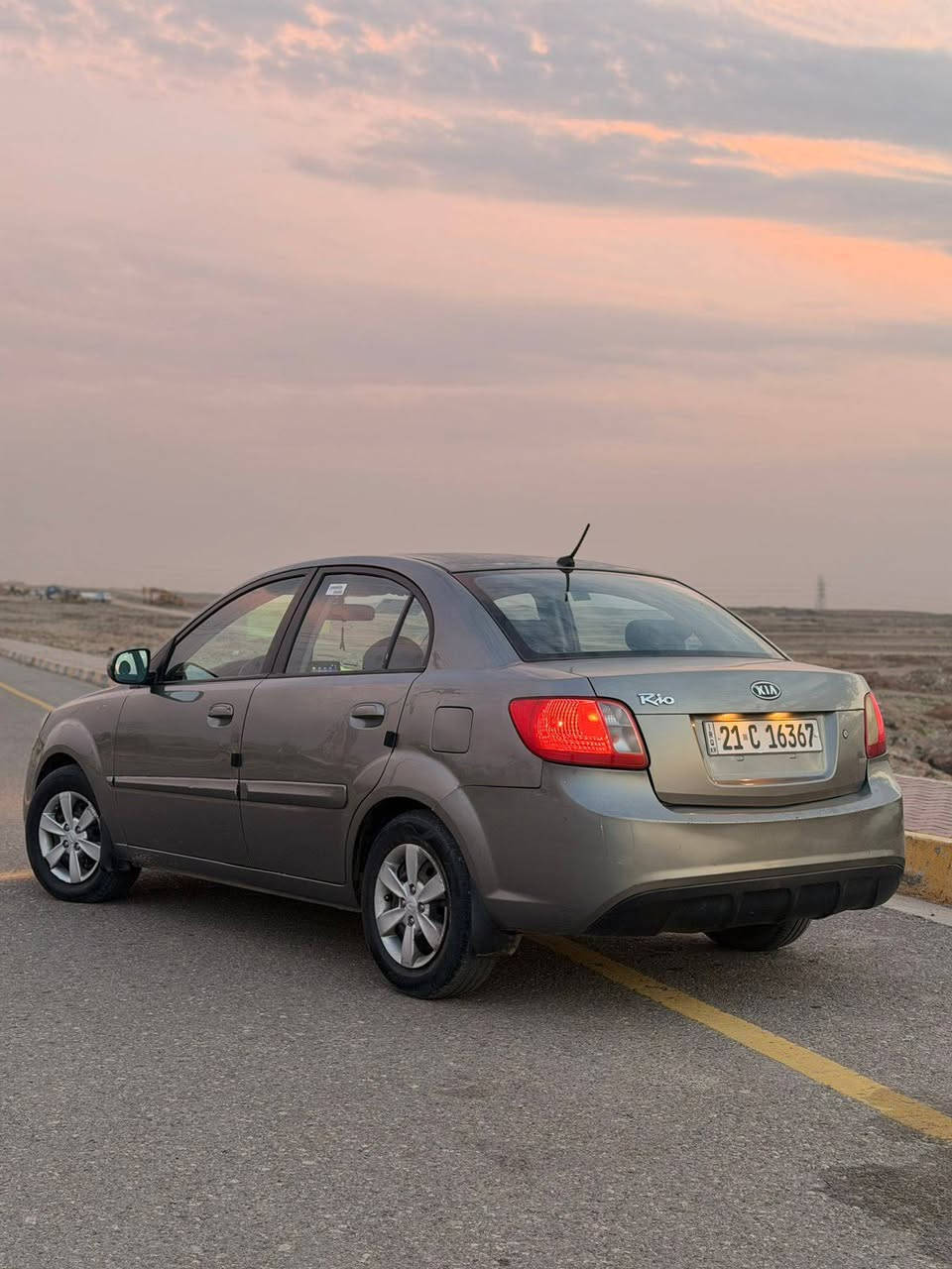 سلام عليكم كيا ريو للبيع موديل 2012
السعر90 بيها مجال شي قليل

رقم شمال سليمانيه رقم جديد سنويه جديده هزا جديدة

كير محرك شرط جامات كهرب سنويه 2028 شرط التحويل

السياره بدون ضرر
***********
