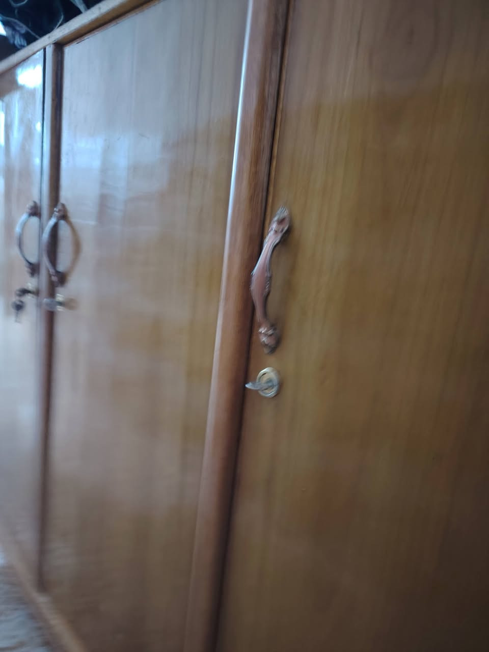 بو فية ثلاث أبواب طول ١٦٠ سم للبيع ميسان العمارة التواصل ***********
