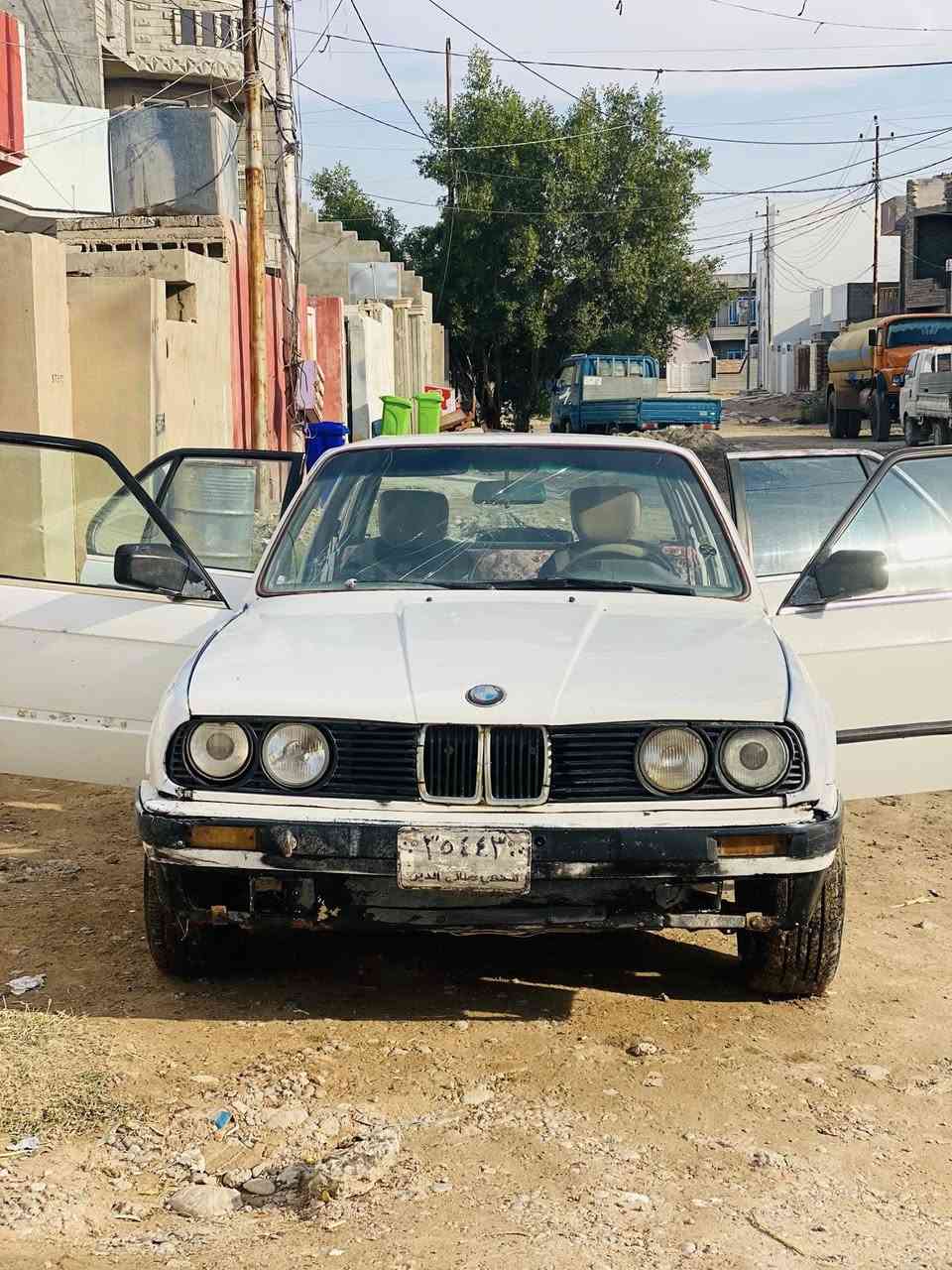 بي ام زعرة 
موديل 92. اربعة سلندر 
كير عادي. محرك فول + كير فول 
تخم تاير جديد. صدر نص عمر. نشاط فول 
كشرهة عايزة شوية ترتيب. 
دواخل زينة. بطاين جديد ارضية جلد 
كهربائيات شغالة حيل زينة. 
لايت اصلي مال كصة. نوزل جديد. 
الرقم فحص صلاح الدين. راعيهة موجود وبسامرة. يحول. مدفوع كمرك. 
السعر 18 وبيهة مجال.   
***********
