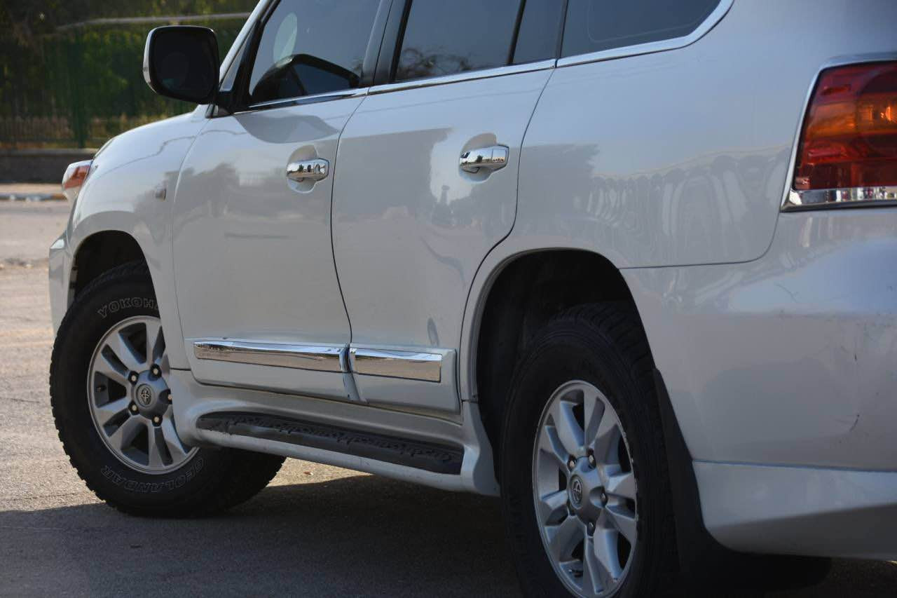 لاندكروز  2011 GXR  محدث 2015
رقم بغداد 
6 سلندر محرك مامفتوح 
ماشية 260 الف  

 السعر 29.000$

المواصفات:
- فتحة 
- بصمة 
- كشنات مخمل 
- شاشة
- ⁠شاشة وسطية في السقف
- كاميرا 
- تحكم ستيرن 
- ثلاجة
- حساسات 

رقم بغداد 

الملاحظات:
المحرك والكير كفالة

سيارة بدون حادث

باب السايق والجاملغ الامامي مصبوغ اثر شخوط بدون حادث 
نص الباب الخلفي و نص الجاملغ الخلفي انصبغ هم اثر شخوط 

مكان سيارة 

كركوك - بغداد

*********** كركوك, العراق
