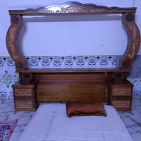 غرفه اخشاب • ميز تواليت مكسور • نظيفه