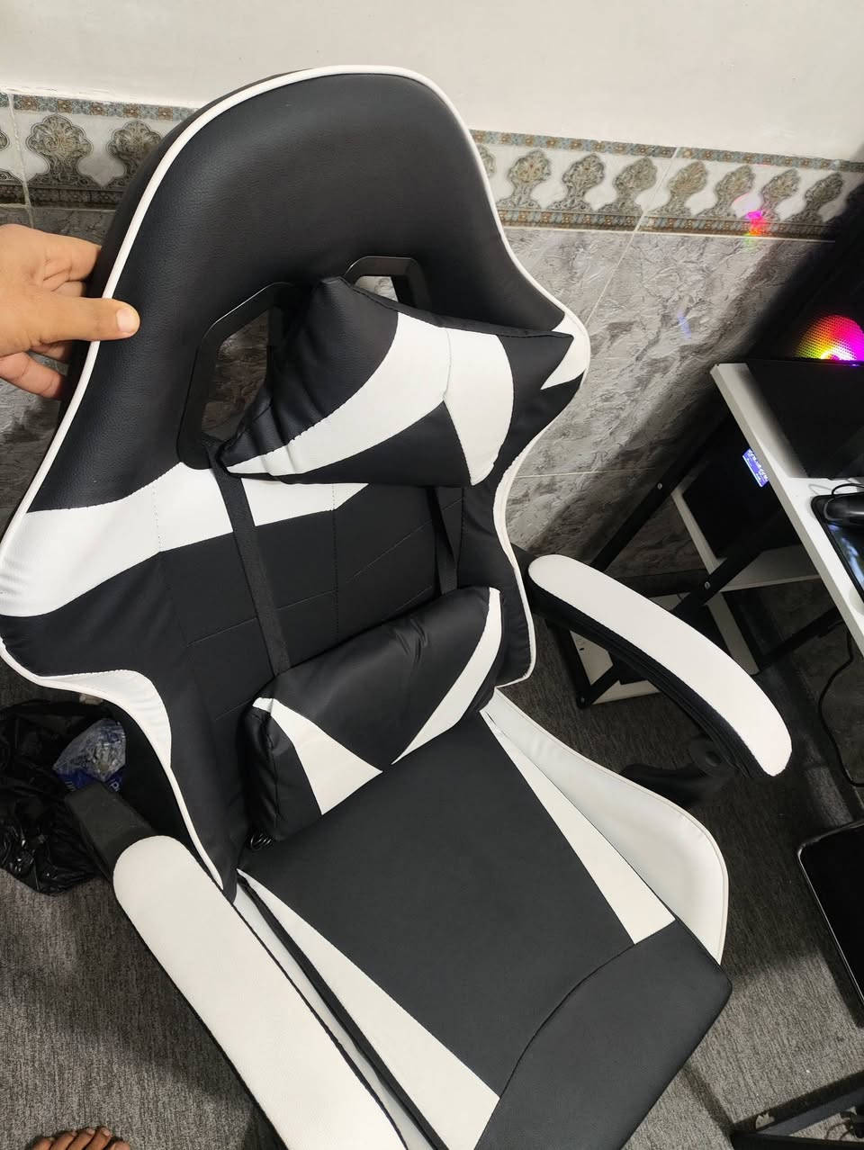 سلام عليكم.  PC كامل مكمل  هاي موصفاته كرسي شاشه  240 هرتز 2k   ماوس كبور حترافي الكيس المعالج رايزن 5. 5600
رام DDR4 3600
كرت شاشه من اسوس 4060 8g
الهارد m.2 512
اسس دي كنكستون 2تيره
المايك من الزين اخته 150 الف
الكراتين القطع كلهن موجوده 
وما ابيع قطع ابيعها كلها 
اليوبي اس 3000واط يشغلها نص ساعه كامله
مكاني نجف هذا رقمي ***********
