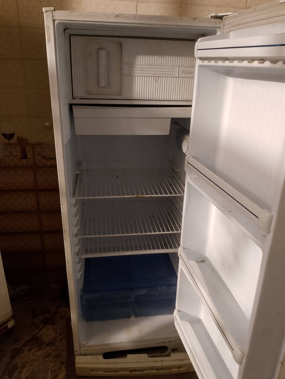 ثلاجه للبيع مصلحه مره وحده للمانه سعر 125 وبيه مجال ***********
