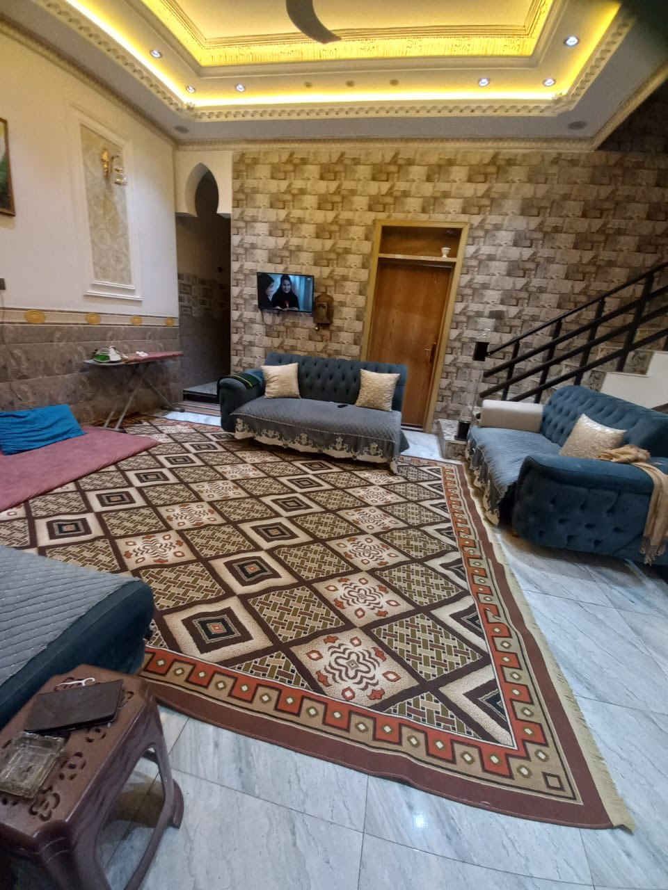 ياالله 
دار للبيع 
في الأنبار فلوجة منطقة الجغيفي الثانية خلف جامع  فاطمة الزهراء 

مساحة 150 متر 
واجهة 7،5 والنزال 20 متر
ارض بچر صنف العقار طابو زراعي سند 25
مكون الدار من طابقين 
يحتوي الطابق الأول علا كراج سيارة وستقبال 
ومطبخ وصاله وغرفة نوم ومجمع صحيات ومنور 
والطابق الثاني غرفتين نوم وصاله وحمام 

بناء حديث البيت بلكامل نقش مغربي ارضية بورسلين
بناء الطابق الأول حجر والطابق الثاني طابوك

شارع 10 متر قريب علا التبليط 

التفاصيل الباقية الأتصال علا الرقم 

***********
***********
