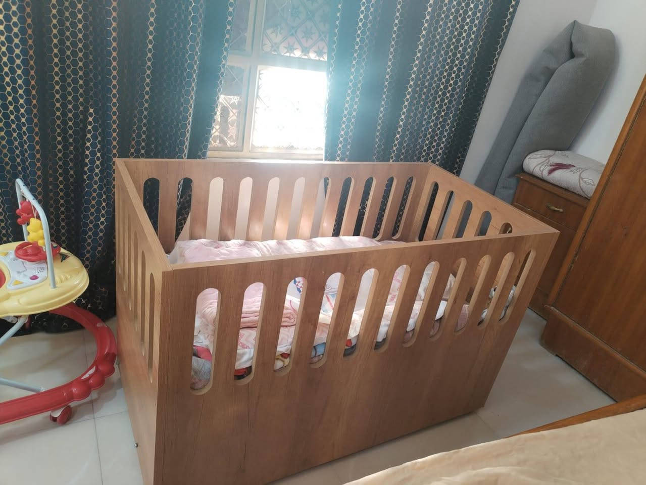كاونتر مرتب للبيع مع غرفه نوم كاروك تسكام رقم ***********
