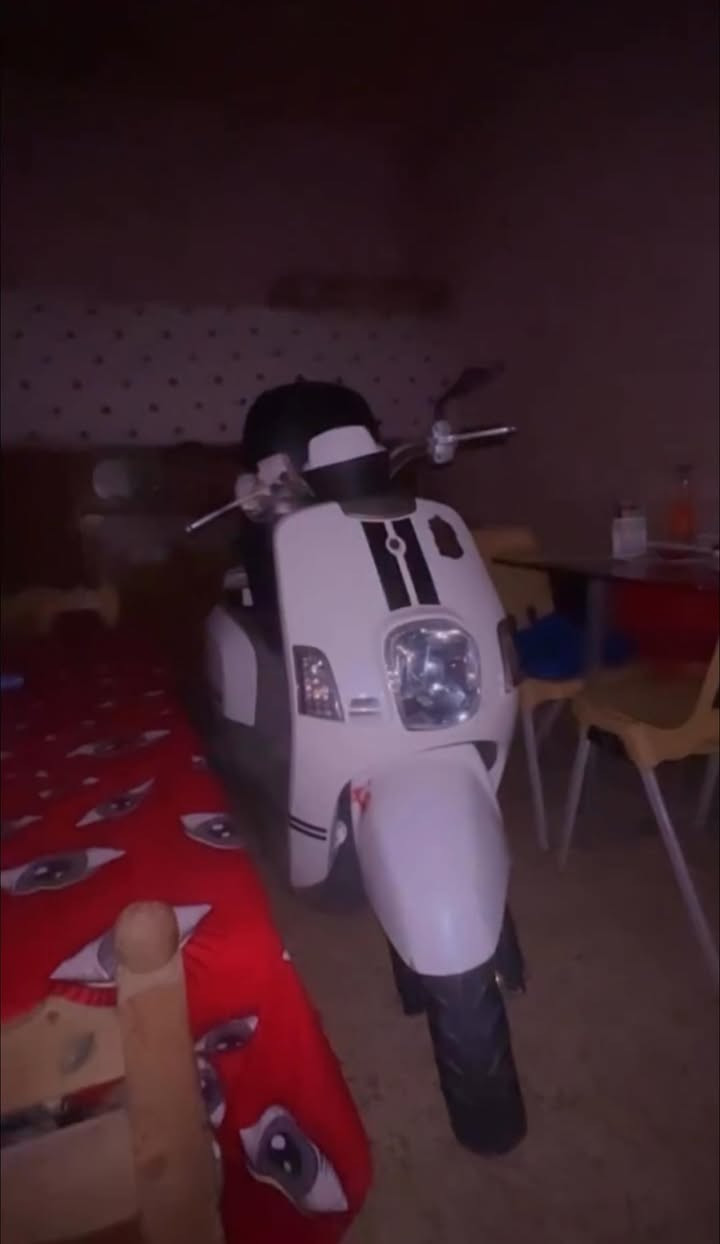 السلام عليكم ماكس بوليس كابريتا للبيع دراجه نضيفه ومكفوله  مثل ماواضح  و ملاح صارخ دراجه ماتطلع مشموره بلبيت وصارله  اقل لشهر نازله من لرمبه سعر ٩٠٠ مكان ديوانيه  *********** اتصل وبيك خير وتدلل @إشارة وذا عدك شي حلو للمراوس نزل ونرهم 👋🏻
