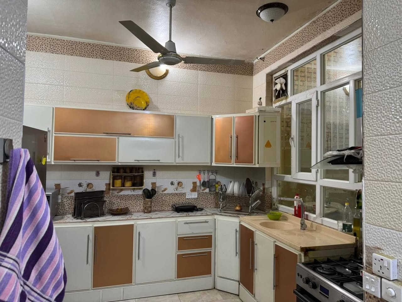 دار سكني للبيع في بعقوبه الجديده
شارع العمارات السكنيه
150متر الواجه 5متر 
بناء سنة 2016
طابقين ثلاث غرف نوم مع دورتين مياه 
للأستفسار ***********
