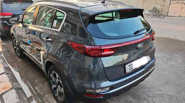 السلام عليكم ورحمة الله وبركاته
سبورتج خليجي موديل 2020 مكفولة. عدا الطخة الموجودة في الجاملغ الامامي صفحة السائق السعر 195 وبيها مجال 
رقم ***********
