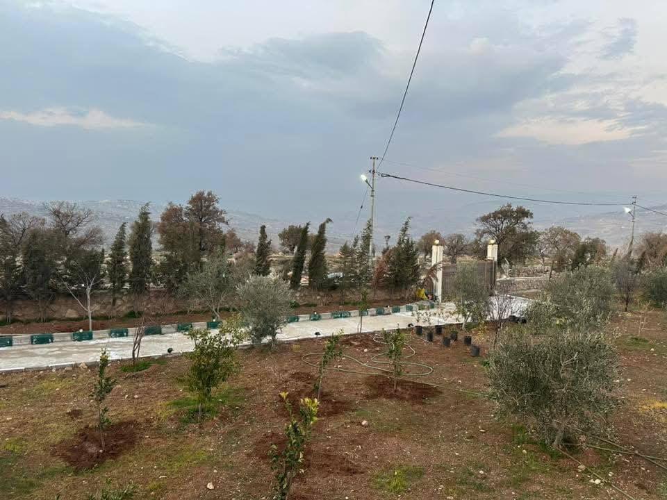 فرصة استثمارية تستحق المشاهده 👇🏻✅
 شاليه /مزرعه للبيع في #العالوك 🏡 قضاء #بيرين ذات إطلاله رهيبه على جبال #عجلون و #جرش مستويه مثل الكف لا يوجد منسوب ابداً اعلى قمه 
-محاطه بأشجار البلوط🌳🍂
-الأرض (كوشان مستقل)
-المساحة الإجمالية: ٣،٤٠٠ متر مربع
-مساحه البناء للبيت ١٦٠ متر 
-تبعد فقط ٦ كيلو عن #شارع_الأردن 🇯🇴 
#جامعة_العلوم_التطبيقية ما يقارب ١٤ كيلو 
{تحتوي المزرعه} على ⬇️
-غرفه نوم ماستر ٢
-صاله جلوس - مطبخ تشطيب سوبر ديلوكس 
-مدفئه 🔥
-حمامات /شورات داخليه و خارجيه 
_جلسات خارجيه _كشافات طاقه شمسيه بوابه كهرباء 
-ساحات خارجيه 
-بركه سباحه 
-بئر مياه تجميع يتسع ما يقارب ٥٠ متر ماء
-غرفه حارس ومستودع
-كراج
-قسم كبير من المزرعه أشجار🌳🌳مثمرة زيتون رمان ليمون برتقال اكثر من 120 شجره  وبلوط 
✅ مخدومة بالكامل 
-ساعه كهرباء وماء
تصلح للاستثمار اوالاستخدام الشخصي
.
0778719605

0799500712

.
.


**إذا كنت صاحب هذا الإعلان وتريد حذفه لأي سبب، رجاءا أرسل رسالة إلى الدعم الفني**