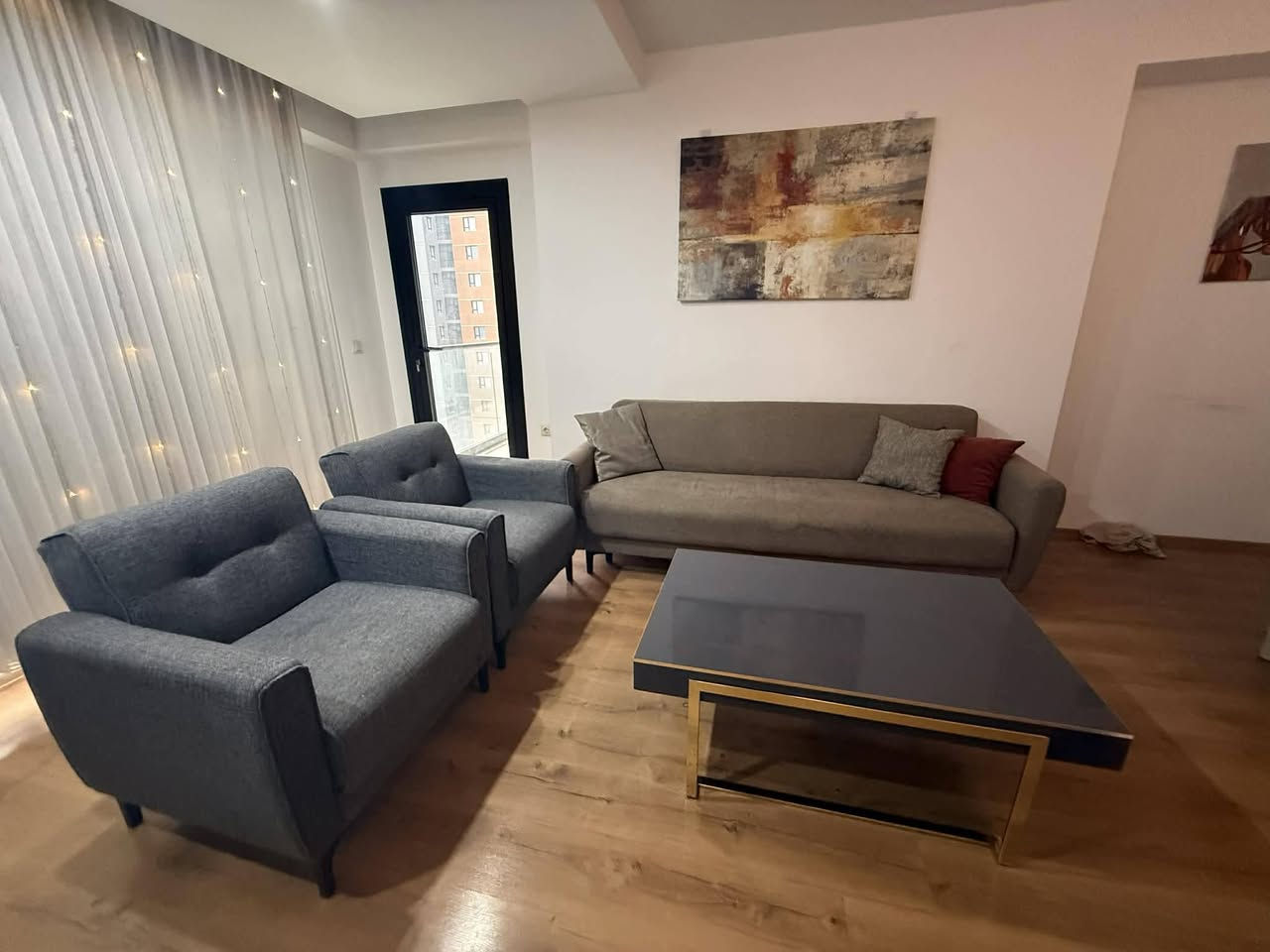 أغراض منزلية للبيع (بداعي الانتقال)
للبيع مجموعة اغراض منزلية مستخدمو بحالة جيدة جدا:
​تفاصيل القطع والمعروضات:
١-تخم خمس مقاعد صدف فقط بي بقع بسيطة الكراسي مخزن قلاب
السعر : 500 الف مع اللوحة والطاولة الوسطية والكوشات
٢-ثلاجة بخاخ اربع ابواب ماركة General Bravo  نظيفة جدا بدون خدوش او عيوب او اعطال ضمان  تبريدها وتوزيعها ممتاز 
السعر 500 الف 

3-​مكتبة (ماركة ايكيا - IKEA).
​السعر: 50 ألف.
​سيت طاولات (3 قطع): مستخدمة بحالة جيدة.
​السعر: 25 ألف.
​ ميكرويف (Aukia).
​السعر: 50 ألف.
​ملاحظات إضافية:
​البيع متاح للقطع المنفردة أو للمجموعة كاملة.
​الحالة: مستخدم نظيف بدون اي اعطال او عيوب فقط الطاولات بيها خدوش بسيطة جدا.
​للتواصل والاستفسار:
***********
