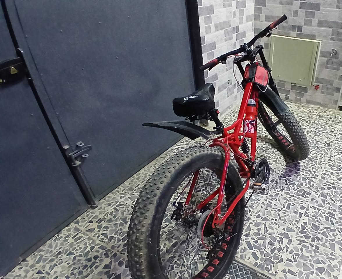 السلام عليكم عندي بايسكل دبابه للبيع حجم ٢٦ موصفات فول بريك الخلفي شغال  وبريك امامي شغال ولكير الخلفي شغال ولكير المامي شغال  الي يحب يجيني خاص اويتصل ***********
