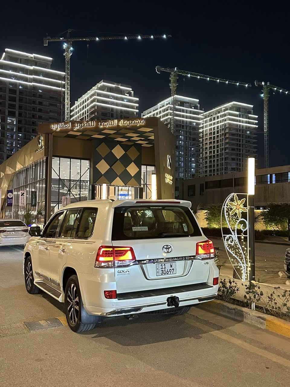 السلام عليكم لاندكروز 2017 ساز SAS وايت ادشن للبيع
المواصفات :
محرك V8 4600 المرغوببب
كامرات 360درجه
فتحة سقف 
حساسات اماميه وخلفيه 
لايت LED
مراية قلابه
تبريد شغال ثلاث قطع 
ومواصفات خير من الله 
السياره خليجيه ساز وايت ادشن 
وهواي تفاصيل متنذكر 

السعر 485 وبيها مجال ماكو هيج نضافه بهيج سعر
السياره كفاله عامه من الصبغ بس فقط بارد على كد شبر 
ماشيه 118 
المكان بغداد حي العلام
للاستفسار ‭ ***********
