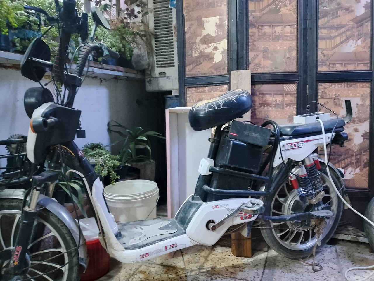 دراجه شحن للبيع اربع بطاريات شغاله  بس نقصه كهرباء تشغل الكلوبات  سعرها 200 وبيه مجال 
رقم التلفون *********** بي واتساب
