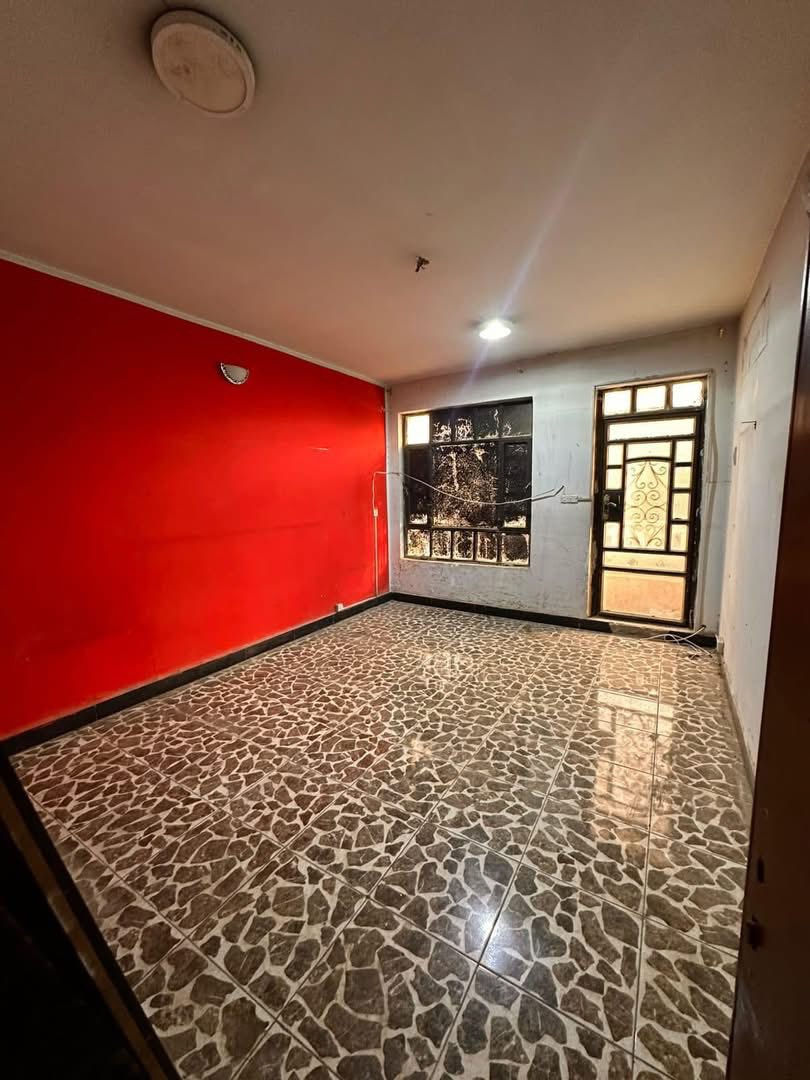 للايجار في السيدية بيت مساحة 50م
يحتوي على غرفتين نوم صالة ومطبخ وخدمات 

قيمة الايجار : 750 الف 

للاستفسار:***********
الكوخ للتطوير العقاري
