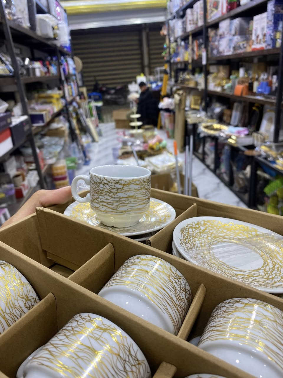 ⁨ طقم فناجين قهوة (12 قطعة) بنقشات ذهبية تجنن! 😍✨
✅ متوفر بـ 3 موديلات (يوناني، رخامي، وزخارف راقية).
💰 السعر: 5 آلاف دينار فقط!

📍 العنوان: واسط - قضاء الحي - شارع الشيخ.
🚗 خدمة التوصيل: متوفرة داخل القضاء وكافة المناطق.
الصور والأسعار موضحة بالمنشور. للحجز أو الاستفسار، راسلونا على الخاص أو زورونا بالمحل.
أهلاً وسهلاً بكم! 🌸
#التميمي_للتسوق_المنزلي
#واسط #قضاء_الحي #شارع_الشيخ #منزلية⁩


**إذا كنت صاحب هذا الإعلان وتريد حذفه لأي سبب، رجاءا أرسل رسالة إلى الدعم الفني**