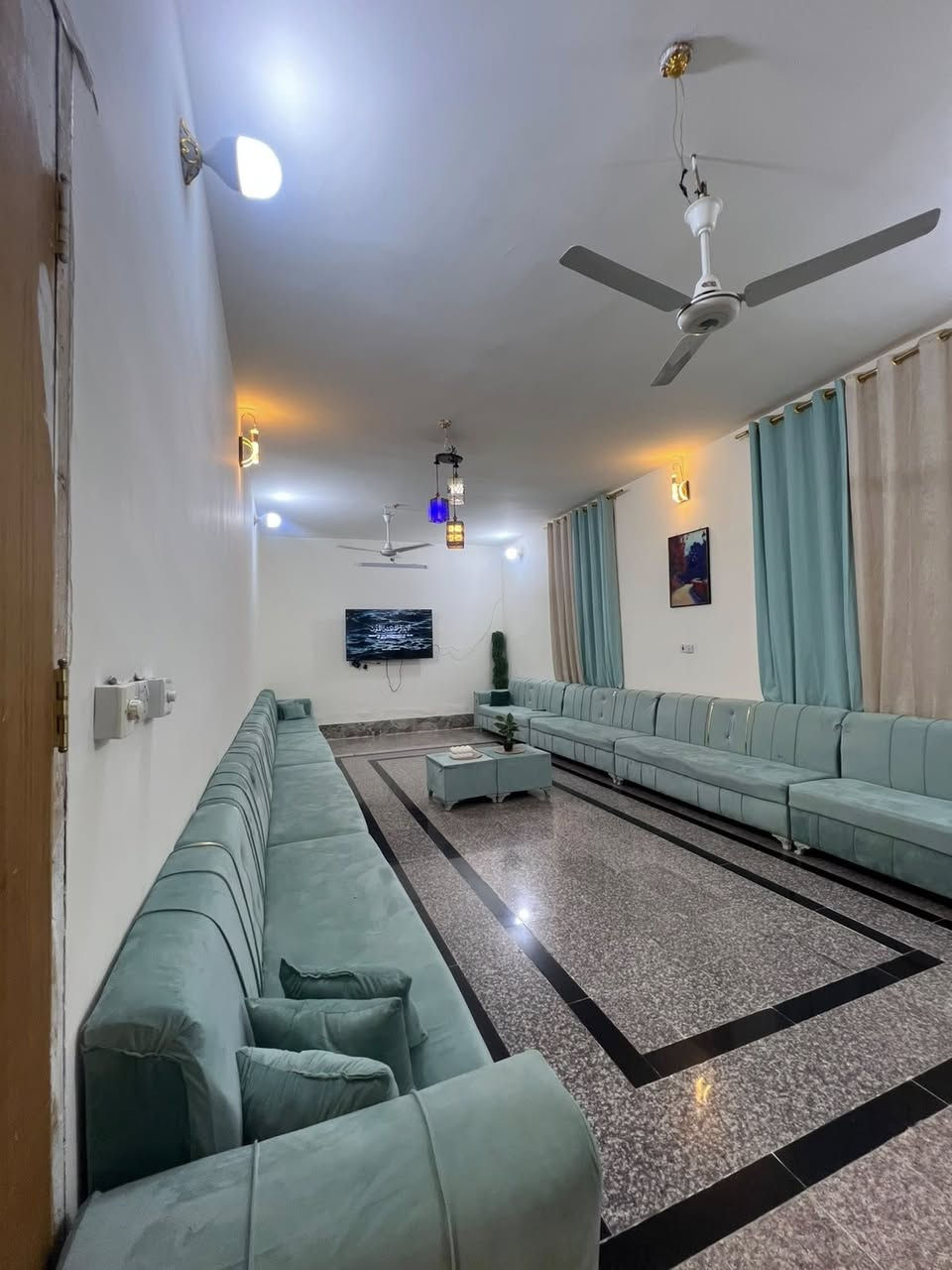 للبيع فقط بيت طابقين 📍5كيلو قرب مجاور مجمع عمر الراوي قرب البوابة ٣٠٠متر شارع ١٠
من 
كراج + حديقة + منور او ممشى 
صحيات وحمام خارجية 
مطبخ حار وبارد 
استقبال ٩ متر 
صالة ضيوف ١٤ متر 
غرف نوم ٢
صحيات وحمام داخلي معزول 
الطابق الثاني 
غرف نوم٣ 
صالة ضيوف ٨ متر 
صحيات وحمام معزول 
منطقة مميزة كامله خدمات مدارس وجامع واسواق 
السعر ١٦٠ وقابل للتفاوض
مكتب كريم العبيدي 
***********
