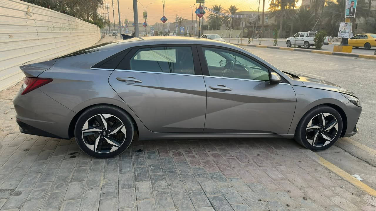١- النترا موديل 2023 فول لمتد  رقم كربلاء حرة
٢- حجم المحرك ٢٠٠٠ دوش 

٣- فتحة سقف 

٤- بصمة 

٥- تشغيل عن بعد 

٦- دخول ذكي 

٧- إشارة ترحيب عند الاقتراب 

٨- كشنات جلد تدفئة تبريد بالكشن 

٩- شاحن واير لس 

١٠- تبريد منفصل 

١١- رادار امامي 

١٢- رادار خلفي

١٣- رادار جانبي نقطة عمياء 

١٤- مانع تصادم 

١٥- توقف ذاتي 

١٦- تحديد السرعة 

١٧- تحديد المسار 

١٨- قيادة آلية 

١٩- سايد بريك دكمة 

٢٠- اوتو هولد Auto Hold

٢١- دخول ذكي 

٢٢- إشارة ترحيب عند الاقتراب 

٢٣- صندوق Auto يفتح عند الاقتراب منه 

٢٤- لايت اوتوا تشغيل حسب الوضع إذا كان ليل او ظلام قوي 

يشغل العالي 

٢٥- ثلاث وضعيات للقيادة (عادي ، طبيعي ، ذكي ) 

٢٦- شاشة كبيرة لمس بحجم 10.25 تحتوي على بلوتوث واتصال لاسلكي ونظام الملاحة (الخرائط GPS) 

٢٧- تحتوي على أندرويد وابل كار باي 

٢٨- شاشة القيادة دجتل تتغير مع وضعية القيادة 

٢٩- نظام الصوت بويز Bose يضم ٨ مكبرات للصوت عالية الجودة 

٣٠- صدوق ذكي عند الاقتراب 

ويوجد فيها الكثير من الموصفات الأخرى

السعر 160 وبيها مجال 

***********
متواجد خاص ايضا
