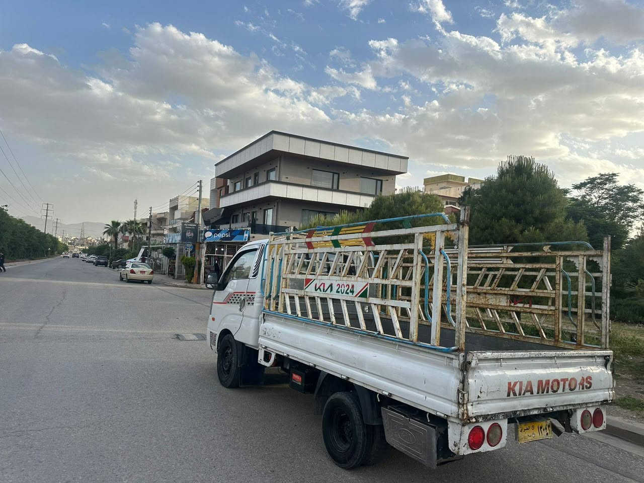 کیای دووطەنی مودێل ٢٠٠٥
ژ.م ***********یان***********
شوێن سلێمانی نرخی ٥٣گەڵا
گێڕ و مەکینەی بشرط
مەکینە ٣٠٠٠هەزاری پەمپ و نۆزڵە
دەعم و لێدراوی نیە  ساغە واتا موس و بڕاوە نیە
سەنەوی جنوبە بەشەرتی ئەوەلیات و حاسیبە
کارەبای و تاغم پێشێ بەشەرت السليمانية, العراق

