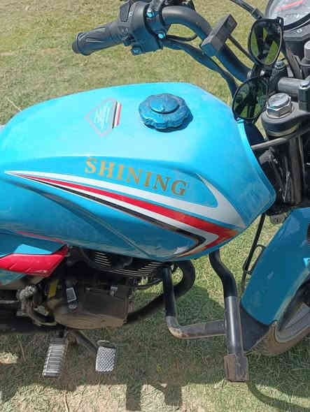 دراجه للبيع النوع شانك السعر ١٣٠٠مليون وتلاثمائه الرقم *********** الدراجه جديده وكاله صارله ٣اشهر من اخذته وكاله اوراق اصوليه مكان الدراجه الديوانيه
