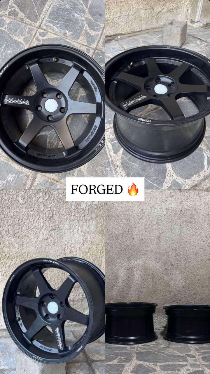ويل فورجد FORGED ياباني اصلي 
حجم 18 تو سايز
يرهم على السيارات ( الامريكية - اليابانية ) 
عرض الويل الامامي 
* 9,5 inch
مشدود عليه تاير قياس 
* ( 245/45-R18 )
عرض الويل الخلفي 
* 10,5 inch
مشدود عليه تاير قياس 
* ( 275/40-R18 ) 
السعر ٧٠٠$ 
***********

