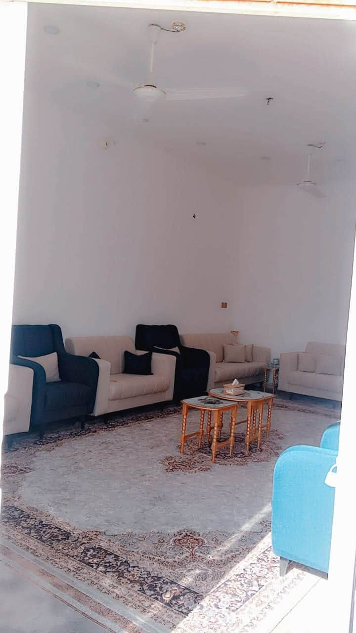 بيت للبيع حي الوحده مساحه 180 بناء حديث 
غرفتين وصاله واستقبال ومطبخ …
وجه ع 3شوارع قرب الفلكه الجديده 
***********
***********
