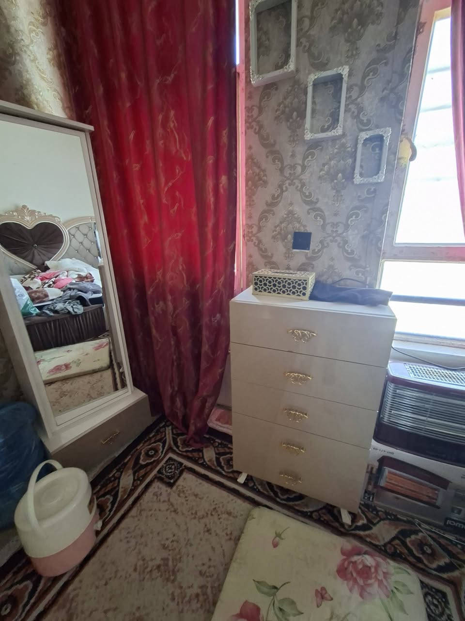سلام عليكم غرفة نوم مستعمله للبيع ب٧٥٠ وبيها مجال غرفة نظيفه كلش مستعجل على بيتعها 
 عنواني بغداد ***********
