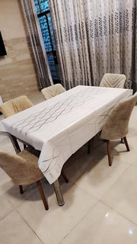 ميز طعام • مكان الأمين سكينه