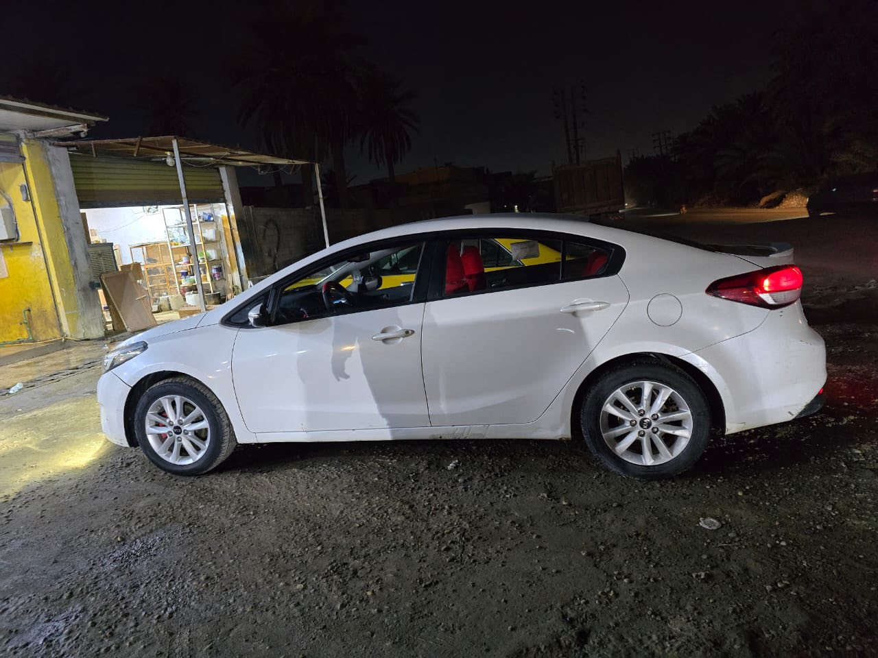 السلام عليكم
  سيراتو موديل 17 خليجي مكفوله من صبغ وضربه لا فتحه لا بصمه السياره جاهزه مكان كوفه 
 السعر 132 بيها مجال بسيط 
***********
