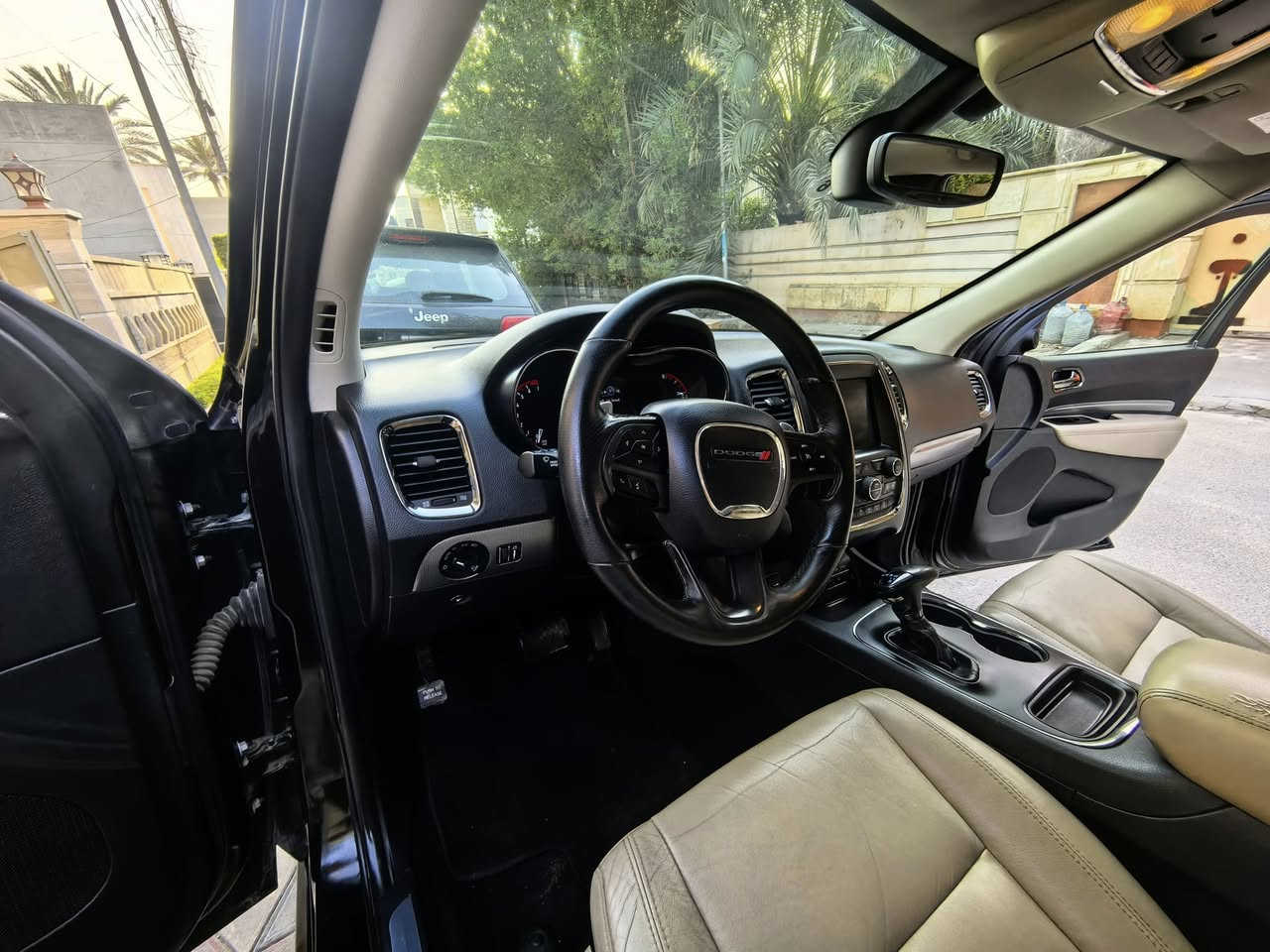 السلام عليكم
دوج دورنكو 2019 للبيع 
فول مواصفات GT خليجي  مكفوله
وكالة هارلم
مواصفاتها //
فتحه سقف 
تشغيل عن بعد
صندوق كهربائي 
كشنات كهربائيه 
تدفئه ستيرن وكشنات اربعه 
حساسات خلفيه 
توقف ذاتي عن الرجوع 
نظام ايكو و نظام سبورت
هواي مواصفات....
ماشيه 120 الف كيلو متر حقيقي 
السعر 270 وبيه مجال
عنوان // بغداد زيونه
 ***********
