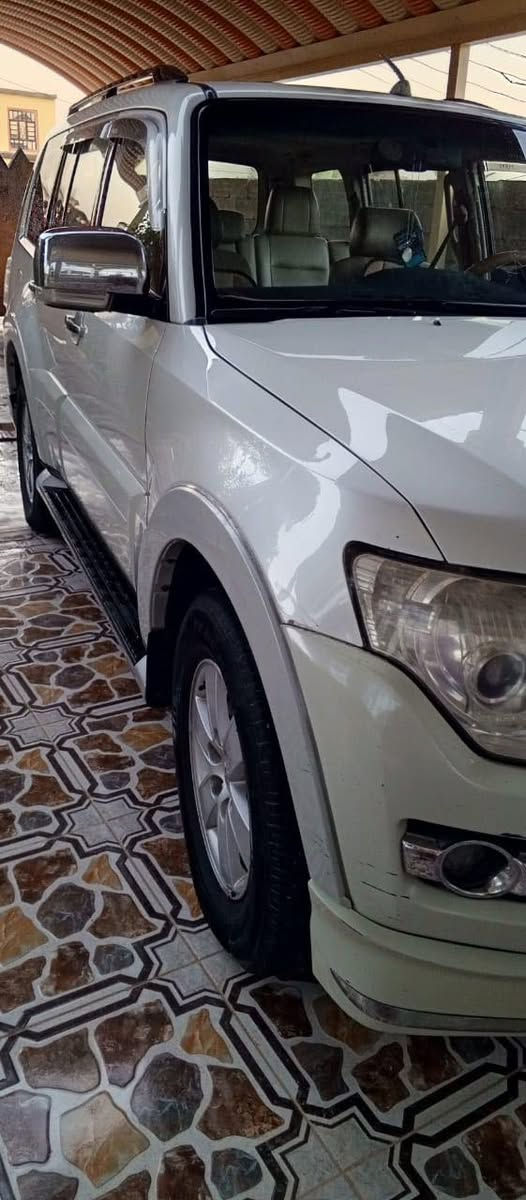 السلام عليكم باجيرو للبيع  موديل ٢٠٠٨كفاله عامهً السياره محدثه ٢٠١٥ مناقصها شي كامله علا اخر حبايهً مكينه كير مكفول السعر ١٢٥ ***********
