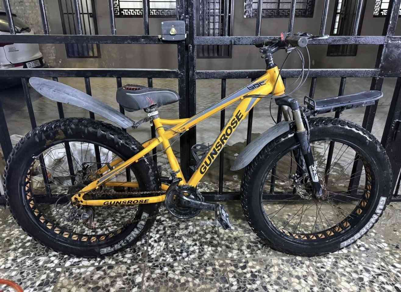 � للبيع دراجة فات بايك GUNSROSE

دراجة GUNSROSE Fat Bike قياس 26 إنج، تايرات عريضة جداً (Fat Tire) مناسبة للطرق الوعرة والرملية والشوارع، بحالة جيدة جداً.

✅ 21 سرعة
✅ فرامل دسك أمامية وخلفية
✅ مساعد أمامي
✅ تايرات عريضة وثابتة

💰 السعر: 400,000 دينار عراقي

للاستفسار أو المعاينة راسلني على الخاص.
والله يبارك للمشتري. 🚴‍♂


**إذا كنت صاحب هذا الإعلان وتريد حذفه لأي سبب، رجاءا أرسل رسالة إلى الدعم الفني**