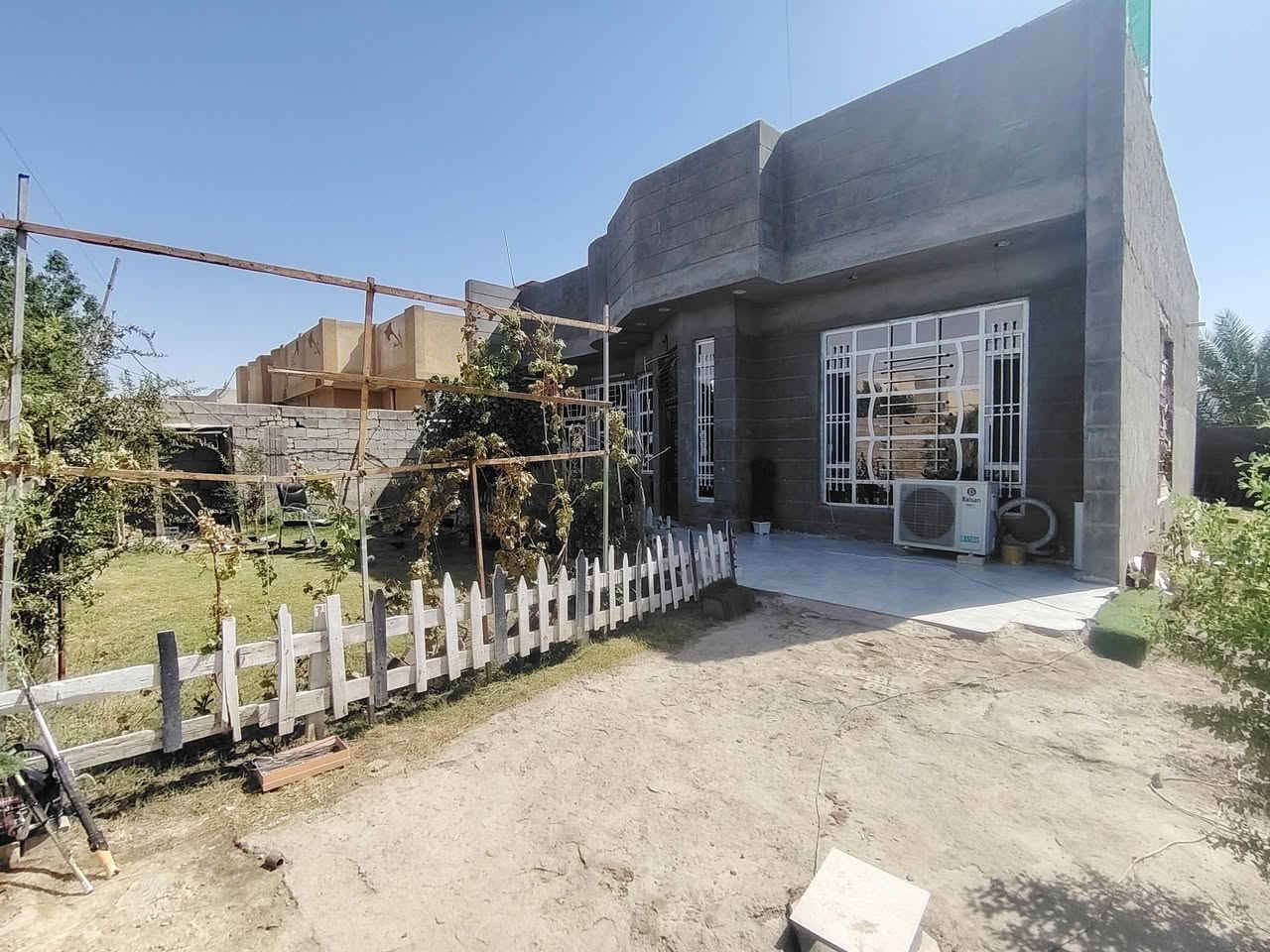 السلام عليكم
بيت مساحه ٤١٤ خلف الكفيل منطقت بغداد بناء حديث كله طابوك عقد ع ٢٥ مساحه البناء ١٨٠ وبصفه قطعه فارغه يحتوي ع غرفتين واستقبال أو صاله الاستفسار
***********
