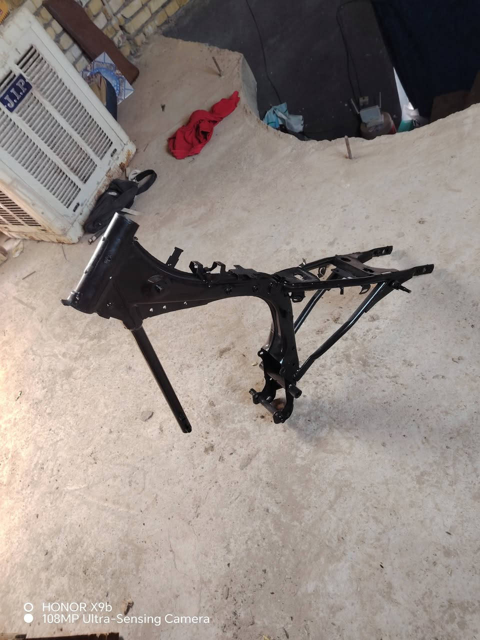 سلام عليكم
شاصي البيع مديل 18ارشة 
اوراق اصولي مصبوق وكامل 
المكان واسط مركز المدينة 
السعر 300وبي مجال 
الرقم ***********
