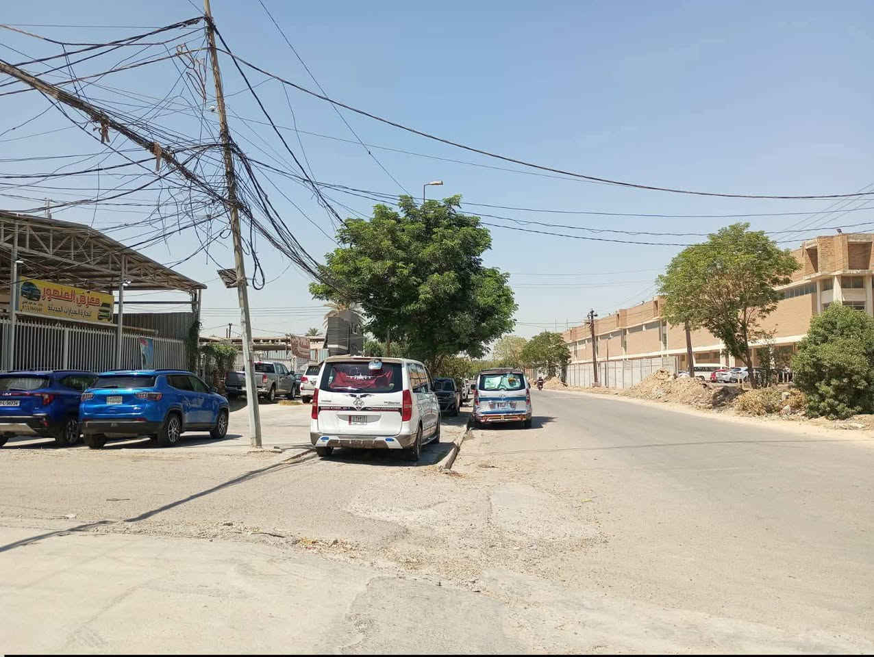 السلام عليكم تعلن شركة الجبوري للعقار والمقاولات العامه عن بيع قطعة أرض ملك صرف زراعي سند 25 في منطقة الاسبع ابكار شارع الواقف خلف معرض المنصور كامل الاخدمات تبليط مجاري ماء كهرباء
1 المساحة 80 متررر 
2 الواجه 5 مترررر 
3 النزال 16 متررر 
4 عرض الشارع 8 متررررر 
5 السعر مليون و600 المتر الواحد 
عنوان الشركة الكريعات الكويتي شارع حسينية ابي تراب قرب فلكة القرغولي استفسار اتصال على الارقام التاليه 
*********** أبو صكر الجبوري 
***********
