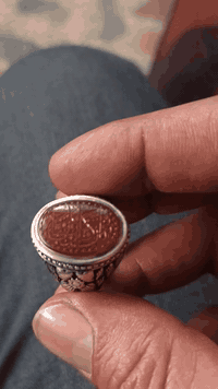 خاتمين عقيق يماني منقوش صياغة عارف الجميلة اللون الجزري اية (ومن يتق ويصبر ) ، امضاء أحد والكرزي (يامن هو كل مفتاح ) ، امضاء مجير ..بغداد الزعفرانية *********** واتساب
