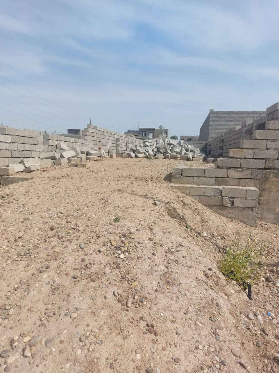 بتلو البيع في البهراط المساحة 125مبني فوق البتلو الف مضغوط والفين ليزري وصله كهرباء ***********
