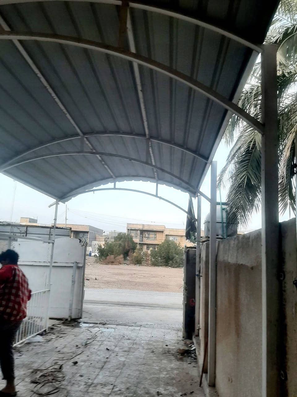 السلام عليكم 
سقيفة طولها تقريبا ٦ متر 
وعرضها تقريبا ٣ ونص
معها سياج كما موضح بالصور
سعرهن ٥٠٠ وبيهن مجال 
مكاني الخاجية شارع ٤٠
***********
