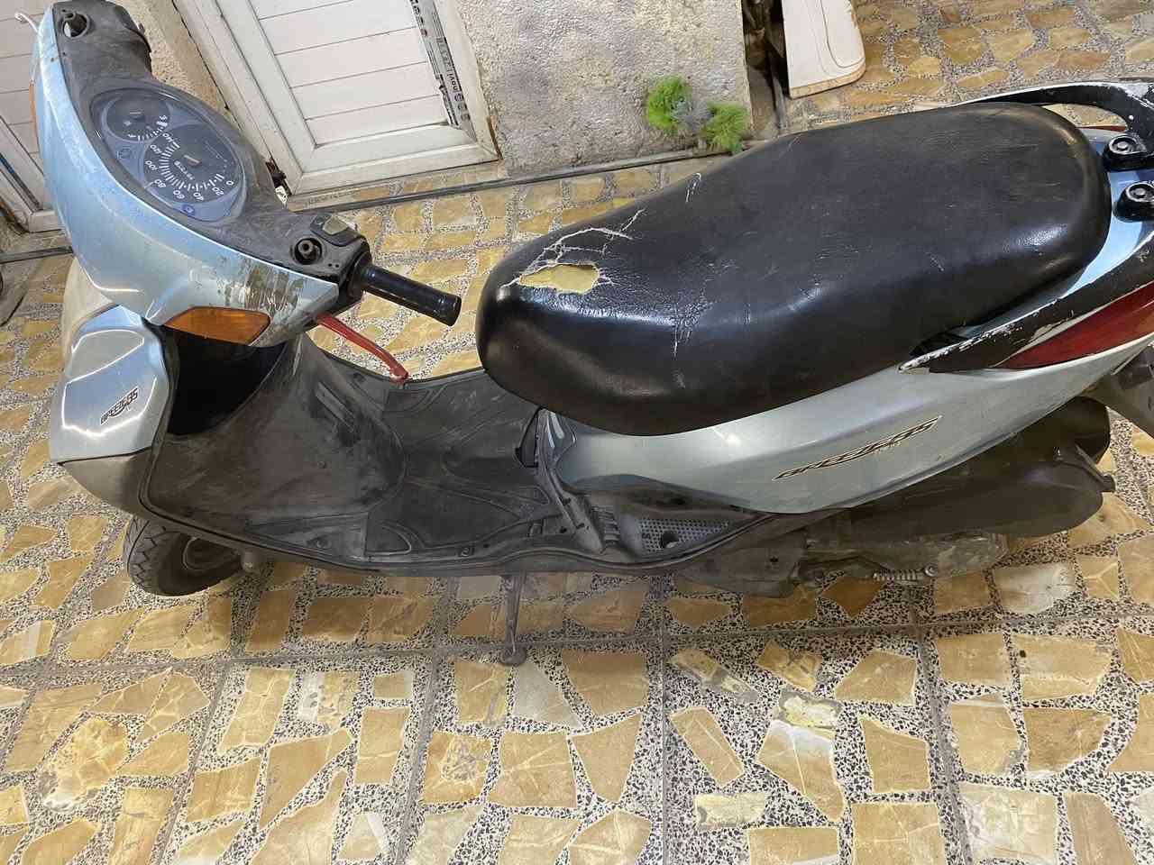 سلام عليكم دراجه بريز نضيفه محرك فولل صوت ناعم كلش دراجه كلشي شغال بيه بس عندك مجامع مالته عاطله باقي كل شغل حت كهربايات شغله وراق ومنفيس سعره ٤٥٠ وبيه مجال قليل مكان بغداد مدينه رقم ***********5
