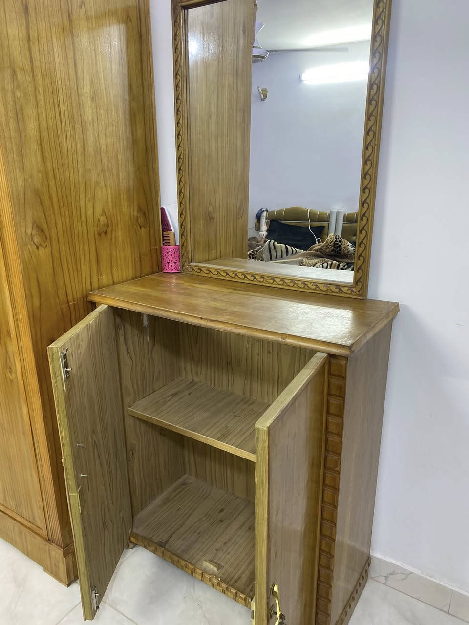 ميز مرايه صاج للبيع جديد وأستعمال قليل وسعره ٢٥٠ الف
للأستفسار: ‪+964 773 124 1843‬
