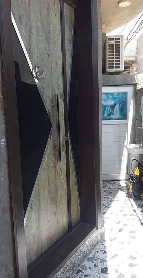 السلام عليكم الدار للبيع مساحه ١٠٠ م ١٠في ١٠ بناء ٢٠٢١ البيت كلش مرتب يحتوي على كراج سياره وصحيات خارجيه واستقبال وهول ومطبخ بلطابق الاول وغرفتين نوم ومجمع صحيات بلطابق الثاني البيتونه على طول السطح العنوان حي الصحه الشارع المقابيل مخبز الكورنيش ثاني فرع عاليمين السعر ١٧٥ وبي مجال *********** صاحب البيت
