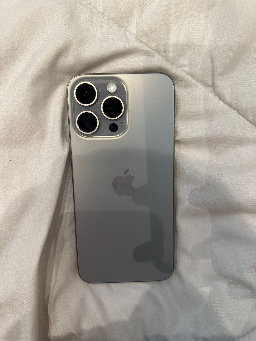 ايفون 15 برو ماكس 
بطارية 88 
ذاكرة 256 وياه شاحنة فقط 
بدون اي مشاكل او عطل
مكاني بغداد الجديدة