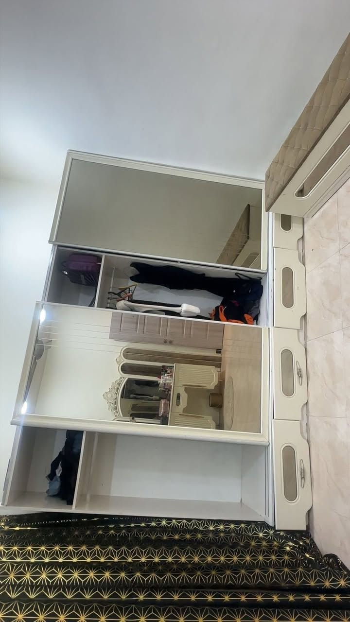 للبيع مابيها اي شيہ سعر 400 //***********
